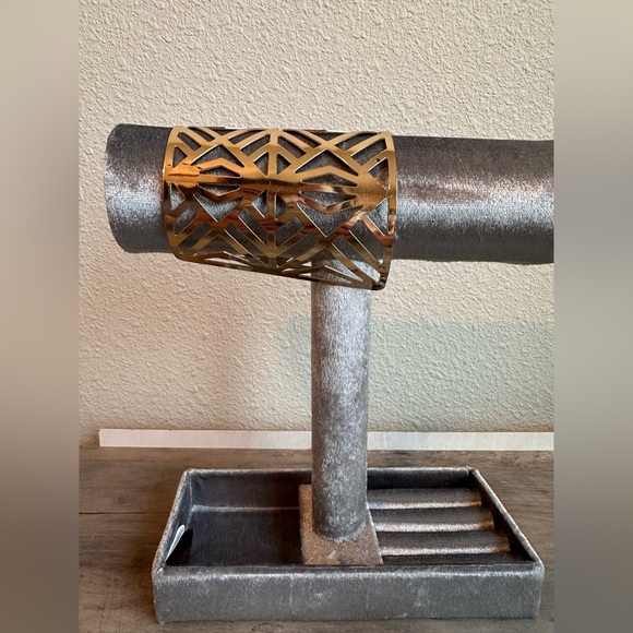 Low start Forever 21 Gold Geometric Adjustable Arm Cuff - Picture 5 of 5